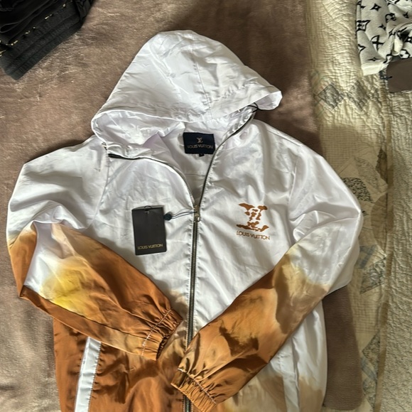 New with tags LOUIS Vuitton windbreaker SIZE SMALL but wears like a medium - Picture 1 of 5